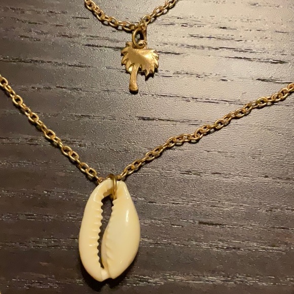 2 for 1 Fabulina necklaces. Beautiful beachy, shell stack in gold - Picture 4 of 5